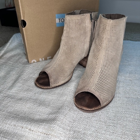TOMS Majorca Peep Toe Bootie (Stucco Suede Perforated) block heel - Picture 4 of 16